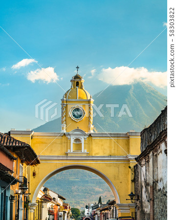 Arco de Santa Catalina and Volcan de Agua in Antigua Guatemala, Central America Arco de Santa Catalina and Volcan de Agua in Antigua Guatemala, Central America 58303822