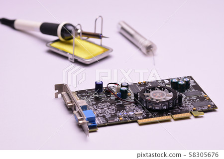 電腦板和烙鐵 電腦板和烙鐵 58305676
