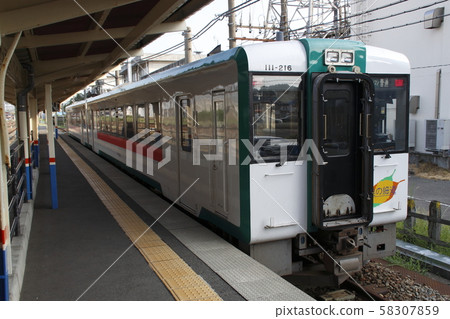 陸久西線Kiha 110停在酒田站 58307859