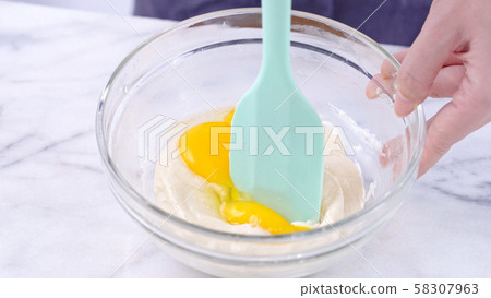 Batter blending making cake stirring batter mixing batter バッター mixing yolk ケーキ作り 58307963