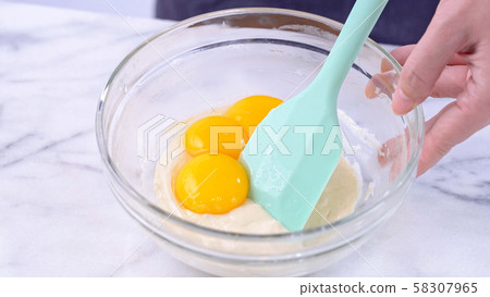 Batter blending making cake stirring batter mixing batter バッター mixing yolk ケーキ作り 58307965