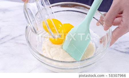 Batter blending making cake stirring batter mixing batter バッター mixing yolk ケーキ作り 58307966