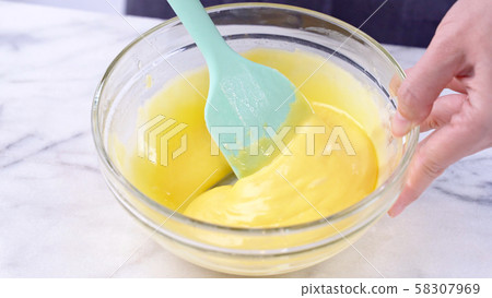 Batter blending making cake stirring batter mixing batter バッター mixing yolk ケーキ作り Batter blending making cake stirring batter mixing batter バッター mixing yolk ケーキ作り 58307969