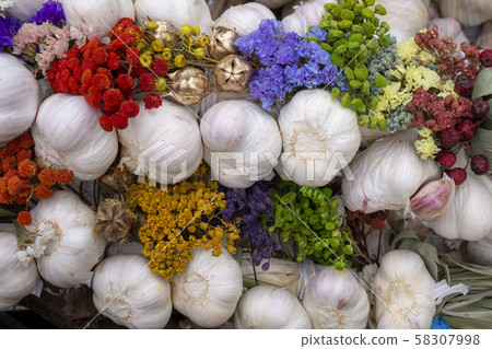 Autumn display with fresh garlic bulbs and flowers 58307998