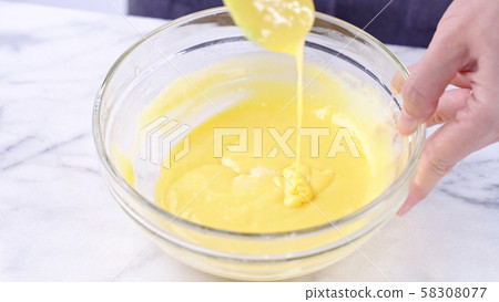 Batter blending making cake stirring mixing batter バッター mixing yolk ケーキ作り 58308077