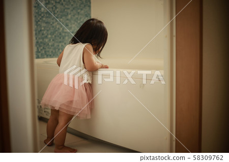 調查浴缸的女孩 58309762