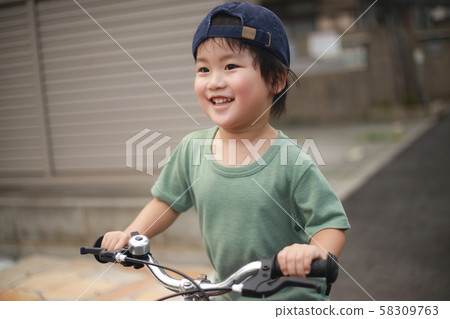 騎自行車的男孩 58309763