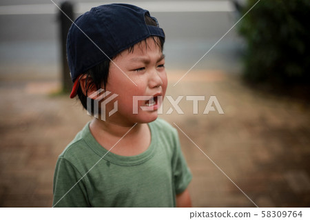 哭泣的男孩 哭泣的男孩 58309764
