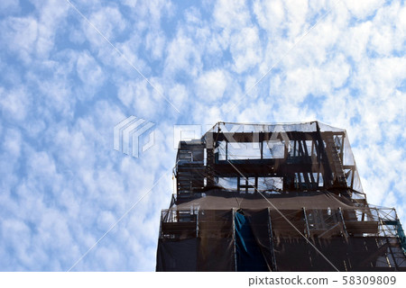 規模雲和正在建設中的建築物 規模雲和正在建設中的建築物 58309809