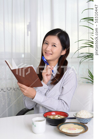 一個女人享受一頓飯 一個女人享受一頓飯 58310447