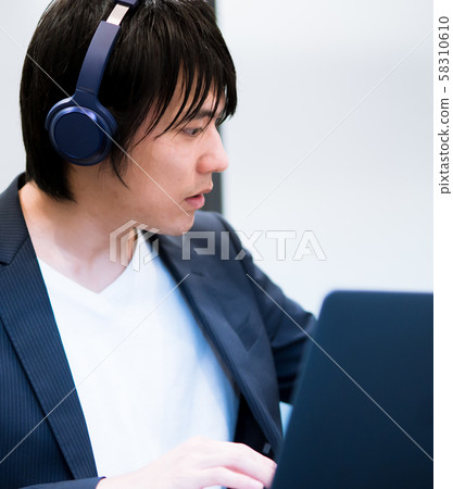 20多歲的男人參加在線學習 20多歲的男人參加在線學習 58310610