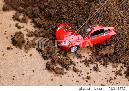 一輛汽車發生山體滑坡災害 58311782