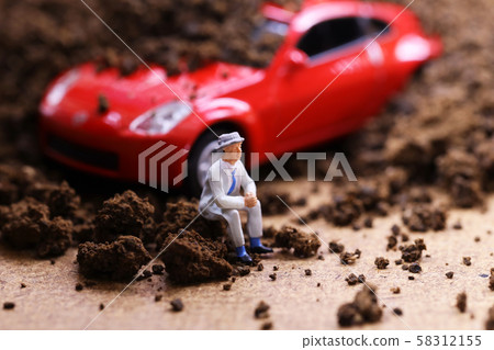 涉及滑坡的汽車和等待救援的駕駛員 涉及滑坡的汽車和等待救援的駕駛員 58312155