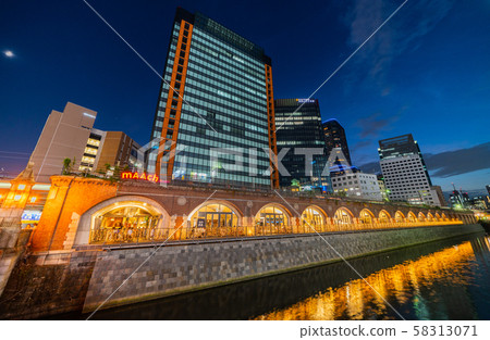 日本的東京城市景觀，俯瞰萬世橋，三月禮節和神田河（背面朝御茶水站方向） 58313071