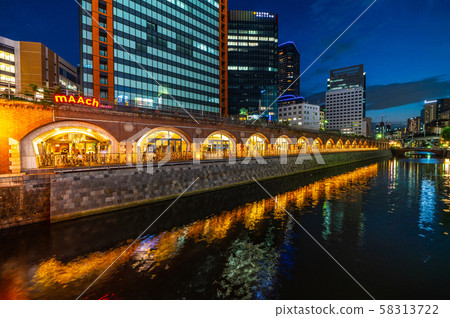 日本的東京城市景觀，俯瞰萬世橋，三月禮節和神田河（背面朝御茶水站方向） 58313722