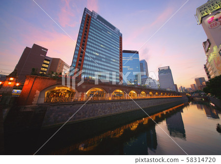 日本的東京城市景觀,俯瞰萬世橋,三月禮節和神田河(背面朝御茶水站方向) 日本的東京城市景觀,俯瞰萬世橋,三月禮節和神田河(背面朝御茶水站方向) 58314720