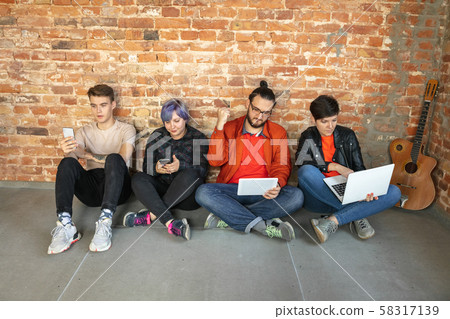 Group of happy young men and women sharing in social media 58317139