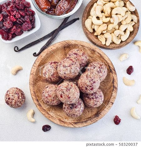 Healthy homemade energy balls with cranberries Healthy homemade energy balls with cranberries 58320037