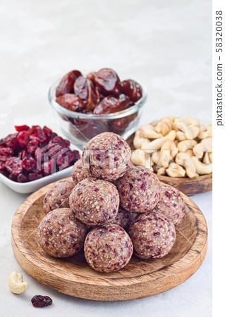 Healthy homemade energy balls with cranberries Healthy homemade energy balls with cranberries 58320038