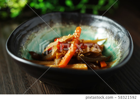 牛肉碗和胡蘿蔔kinpira 58321592