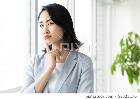 擔心的女商人 58323170