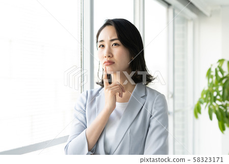 擔心的女商人 擔心的女商人 58323171