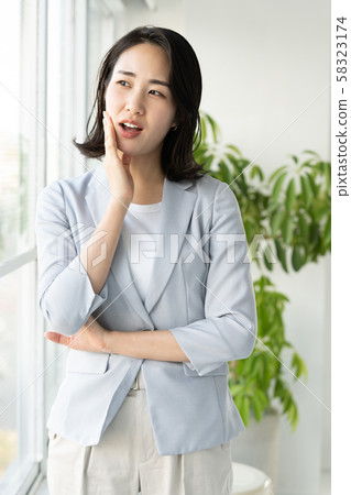 Worried business woman Worried business woman 58323174