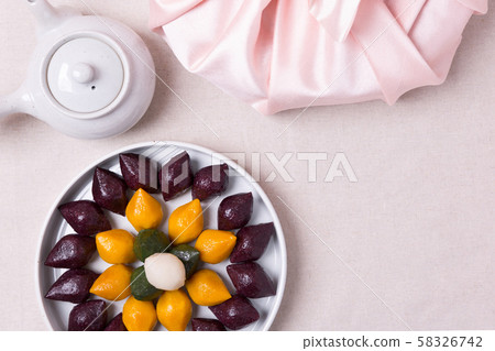 Concept of Korean traditional objects, wrapping cloth and refreshments. 061 Concept of Korean traditional objects, wrapping cloth and refreshments. 061 58326742