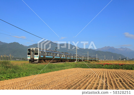 Oito線秋天在阿爾卑斯山北部 58328251