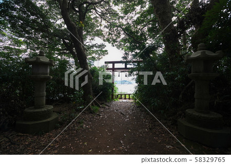 從越前海岸大島神社附近俯瞰鳥人坊的鳥居 從越前海岸大島神社附近俯瞰鳥人坊的鳥居 58329765