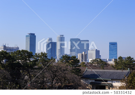 從名古屋城堡的南端看早晨名古屋站 從名古屋城堡的南端看早晨名古屋站 58331432