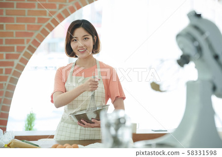 Female clerk cooking 58331598