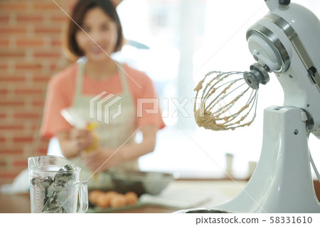 Female clerk cooking Female clerk cooking 58331610