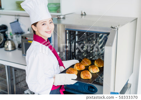 Female baker 58333370