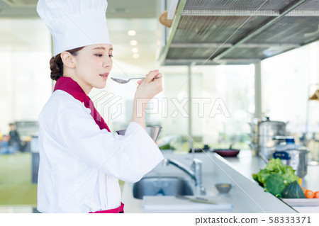 Female cook 58333371