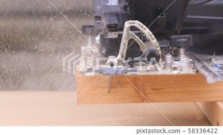 用電鋸切割木頭 58336422