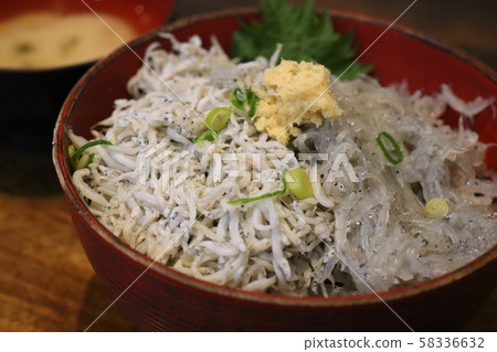 Bowl of rice topped with sashimi  58336632