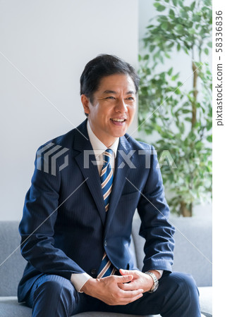 40多歲的商人 58336836