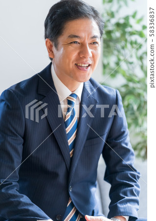 40多歲的商人 58336837