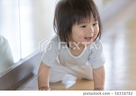 幼兒 爬行 笑容 58338782