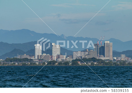 從大津市眺望琵琶湖南部的景色 從大津市眺望琵琶湖南部的景色 58339155