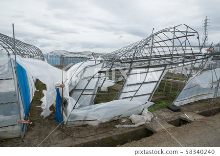 颱風損壞,塑料房屋倒塌 颱風損壞,塑料房屋倒塌 58340240