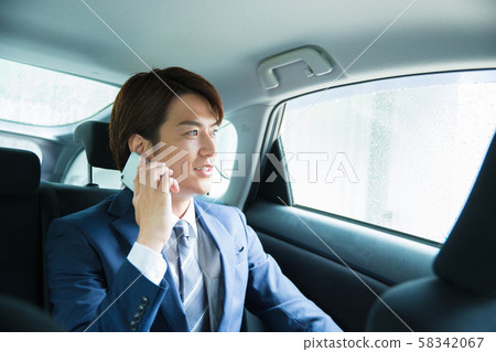 在車里工作的人 58342067