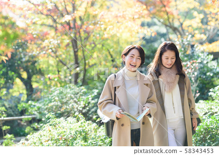 旅行秋天秋葉母親女兒父母和兒童家庭旅行圖像 58343453