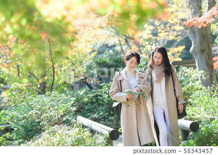 旅行秋天秋葉母親女兒父母和兒童家庭旅行圖像 58343457