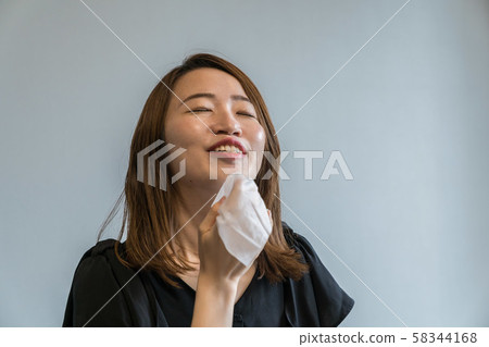 Women who use sweat sheets Women who use sweat sheets 58344168