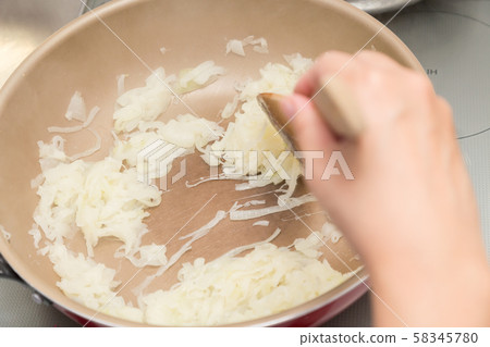 女人炸洋蔥 58345780