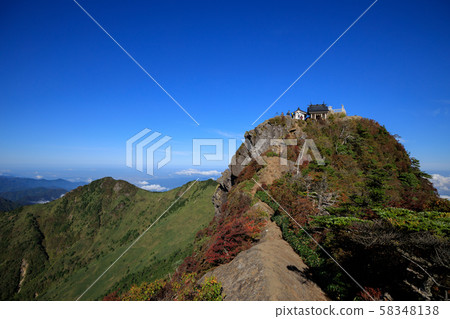 愛媛縣石zu山市 通往日本百座名山石zu神社和天狗山的山脊線 照片素材 圖片 圖庫