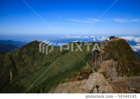 爱媛县石zu山市 通往日本百座名山石zu神社和天狗山的山脊线 图库照片