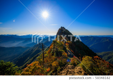 《愛媛縣石chi山市》秋葉和藍天 《愛媛縣石chi山市》秋葉和藍天 58348182